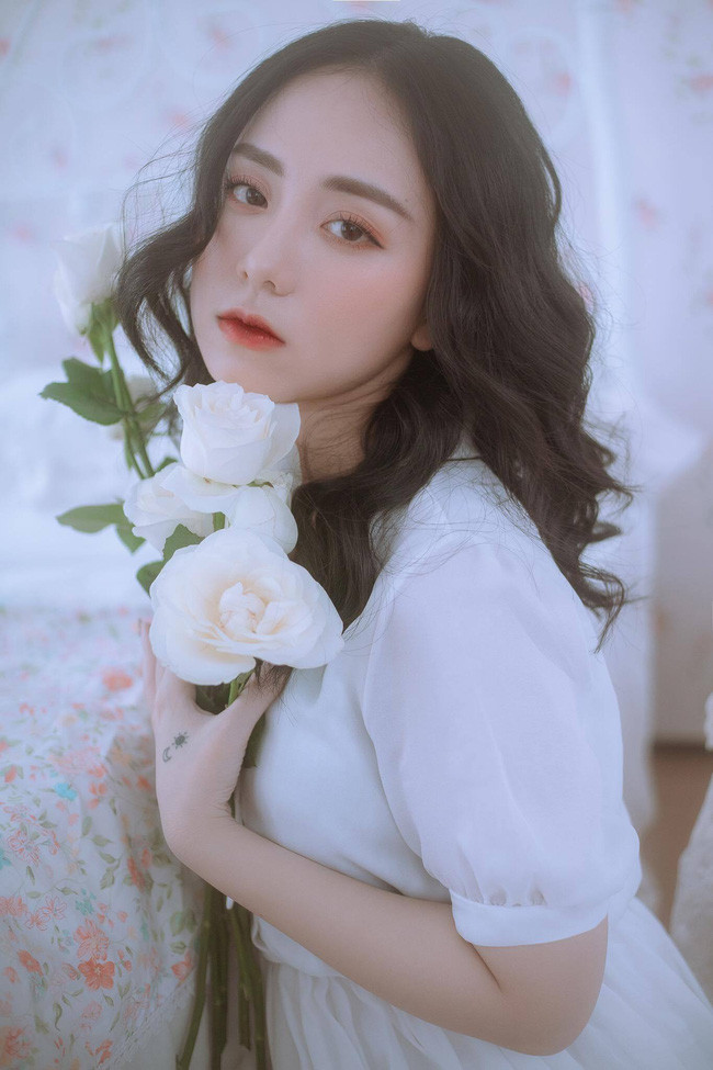 Hiện tượng mạng đổi tên Fanpage từ “Cô giáo Minh Thu” thành “Ms Minh Thu”. Người đẹp xứ Nghệ trau dồi kiến thức và tiếp tục livestream chia sẻ kiến thức Vật Lý với người hâm mộ.