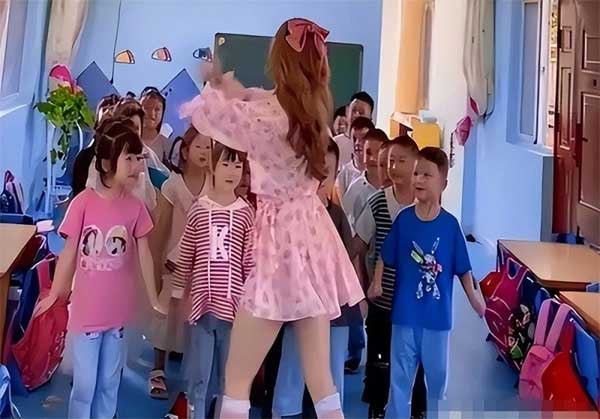 Cụ thể, nữ giáo viên bị chỉ trích về cách ăn mặc có nói: "Tôi đã thấy vài người bình luận điều khó nghe về mình. Tuy nhiên, tôi dạy các em nhỏ và trong lớp học chẳng có ai nghĩ như họ cả...