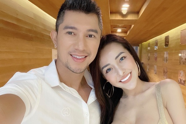 Tôi nghĩ chắc là bạn gái anh ấy. Sau đó, Quang có vào nhà vệ sinh và xin số điện thoại của tôi. Về nhà, anh chủ động liên lạc, tôi cũng trả lời nhưng không nghĩ ngợi nhiều." Hot girl Bình Định cho biết thêm.