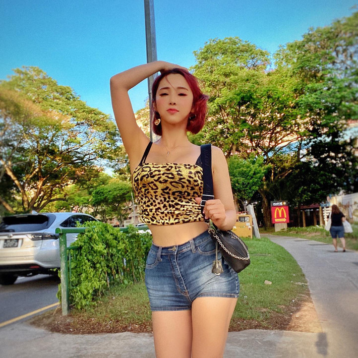 Năm 2017, Jina đến với công việc DJ và nhận được nhiều phản ứng tích cực. Người đẹp còn từng được xếp hạng 49 trong top các DJ xuất sắc nhất châu Á năm 2019.