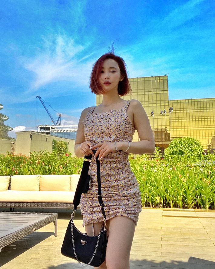 Trên trang cá nhân, Jina thường xuyên chia sẻ những hình ảnh ăn uống và cô không kiêng khem quá khắt khe.