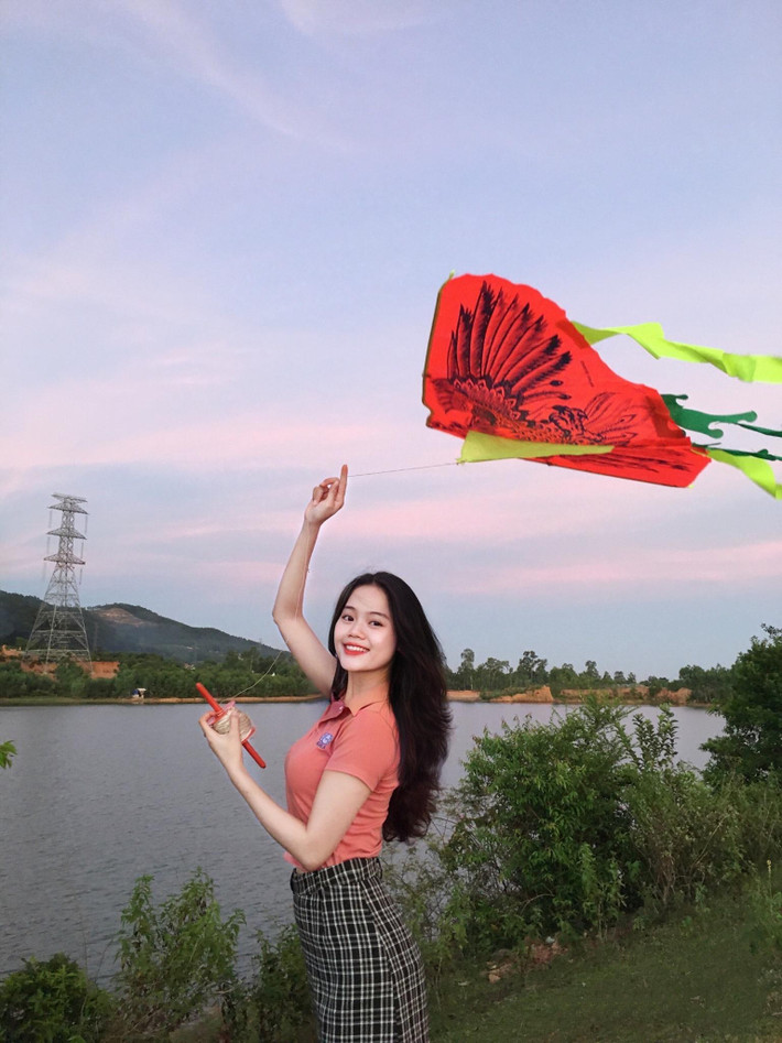 Phạm Thị Huyền cũng từng tham dự cuộc thi Hoa khôi Đại học Huế 2020 và giành được giải Nữ sinh tình nguyện vì cộng đồng.