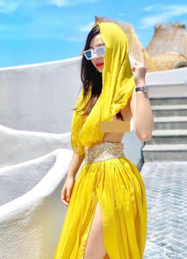 Mới đây trên trang cá nhân, gái xinh Hà thành này lại đốt mắt netizen bằng bộ ảnh đi biển của mình. Cụ thể, trong ảnh Phương Bora khoe bức ảnh váy vóc lồng lộn nhưng điểm tạo nên tranh luận đó chính là việc cô nàng thả rông vòng 1.