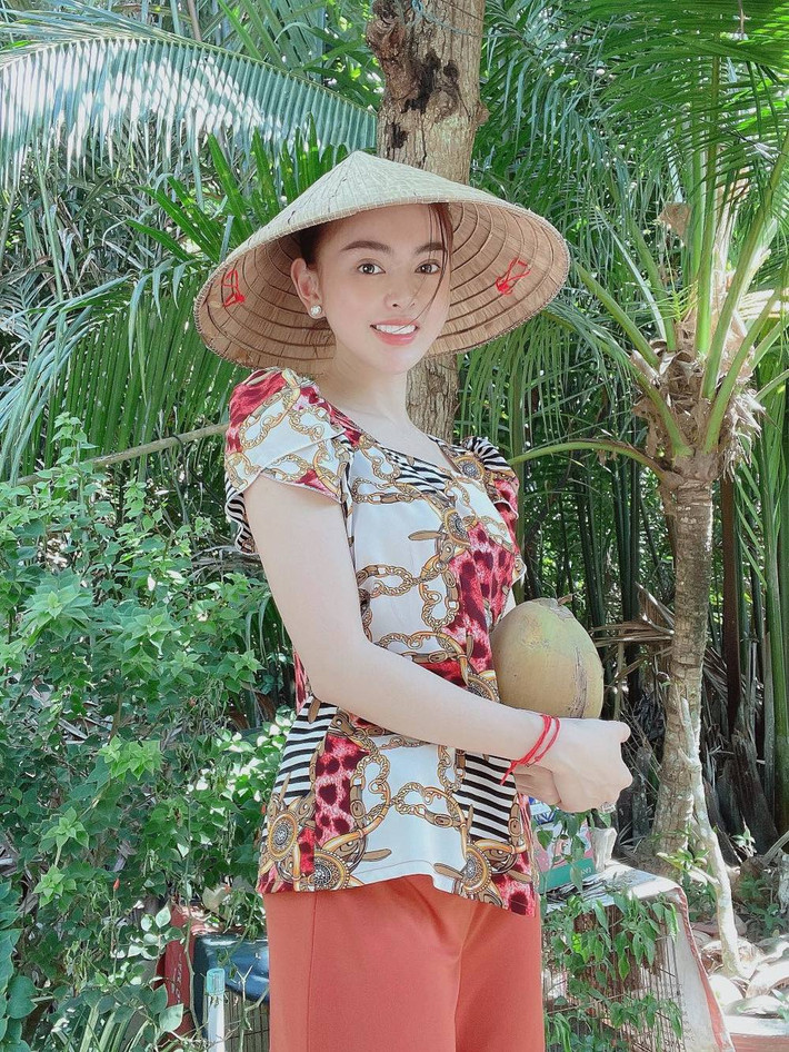 Trang Nemo là cái tên được mạng xã hội rất quan tâm, từ cuối năm 2021 đến nay vẫn chưa hạ nhiệt. Sau màn ẩu đả với "chị xã hội" của Trần My, "hot girl thị phi" này cách đây chưa lâu bị người lạ hắt cốc nước vào mặt khi gặp bạn bè ở Bến Tre.