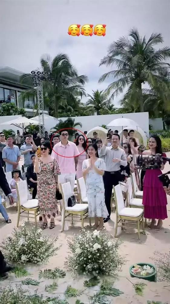 Cặp đôi liên tục xuất hiện cùng nhau trong đám cưới một số cầu thủ.