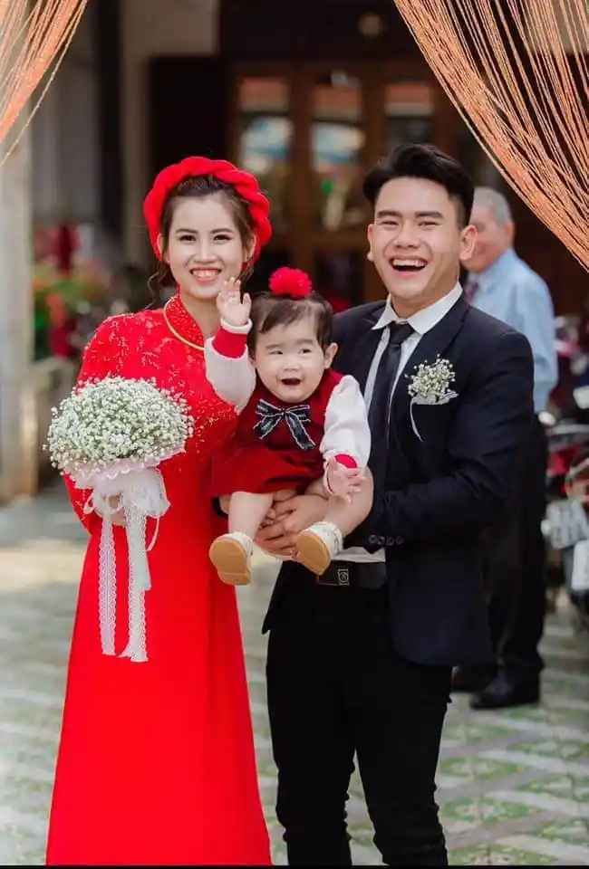 Còn gì hạnh phúc bằng khi được xuất hiện trong đám cưới của bố mẹ thay vì nằm trong bụng.