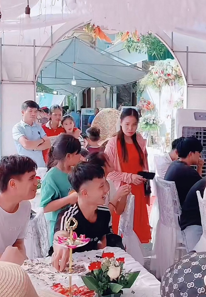Cụ thể, dưới clip một số netizen bình luận: "Em bé được ăn diện trông đáng yêu ghê. Sau này nhìn lại ảnh tha hồ mà khoe với bạn bè nhé. Mấy ai được dự đám cưới bố mẹ đâu" hay "Trông bé ngoan quá đi mất. Chú rể cũng lời quá nha, được cả mẹ lẫn con. Một tổ ấm hoàn thiện luôn rồi, phải ăn mừng to đấy".