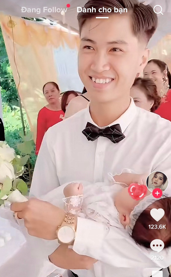 Mới đây, mạng xã hội đã không ngừng truyền tay nhau đoạn clip ghi lại hình ảnh một chú rể tươi cười bế em bé tiến vào đám cưới. Được biết vị khách mời đặc biệt này chính "kết tinh tình yêu" của nhân vật chính.