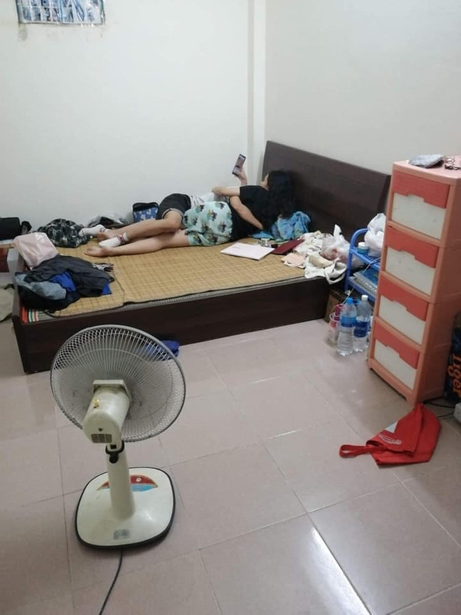 "Xin lỗi nhé, bạn trai đến gặp tôi và anh ấy chỉ rời đi sau giờ nghỉ trưa", người bạn ở cùng cô gái trẻ lên tiếng. Sau đó, cặp nam nữ tiếp tục trèo lên giường, rồi kéo rèm lại.