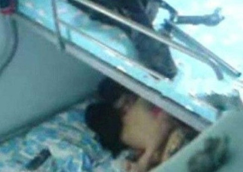 Cứ nghĩ có người về phòng rồi, cặp đôi sẽ dừng lại việc diễn cảnh yêu đương. Ai ngờ họ vẫn thản nhiên làm chuyện mờ ám, coi cô gái kia như người vô hình.