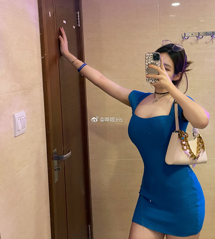 Ngoài ra phong cách thời trang của Iris cũng được nhiều người quan tâm.