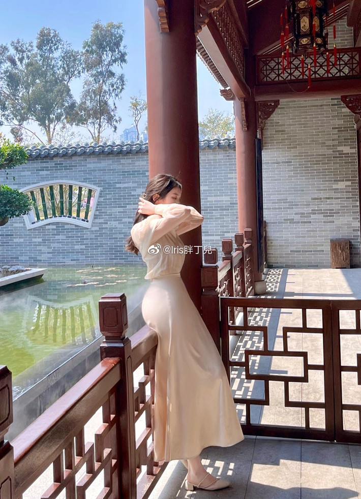 Trước khi tốt nghiệp gái xinh này ăn vận có phần trẻ con đúng với lứa tuổi, sau khi rời ghế nhà trường Iris thoải mái mặc những gì mình muốn.