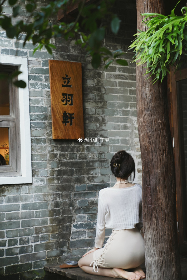 Iris mới tốt nghiệp cấp 3 năm 2021. Cô nàng thu hút sự chú ý của cư dân mạng nhờ ngoại hình xinh đẹp.