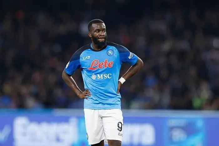 Tanguy Ndombele (Napoli - 30 triệu euro) mất cả Kante và Pogba nhưng HLV Deschamps vẫn không đoái hoài đến cầu thủ của Napoli. Thay vào đó, ông trao cơ hội cho Guendouzi hay Veretout.