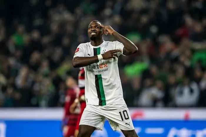 Marcus Thuram (Monchengladbach - 30 triệu euro) có phong độ tốt ở mùa này với 9 bàn, 3 kiến tạo, nhưng chừng đó là không đủ để giúp anh cạnh tranh với những gương mặt quen thuộc trên tuyển như Karim Benzema, Antoine Griezmann, Olivier Giroud.
