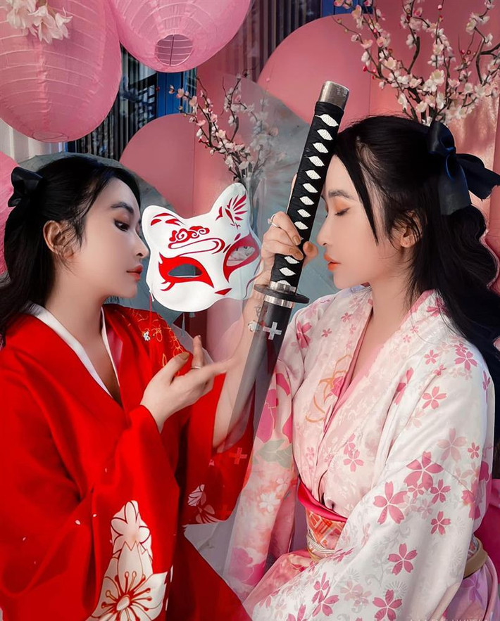 Gần đây nhất, người đẹp họ Phạm đã cho ra lò loạt ảnh mới. Trong hình, Mina Phạm trang điểm cầu kỳ, đầu tư trang phục, bối cảnh.