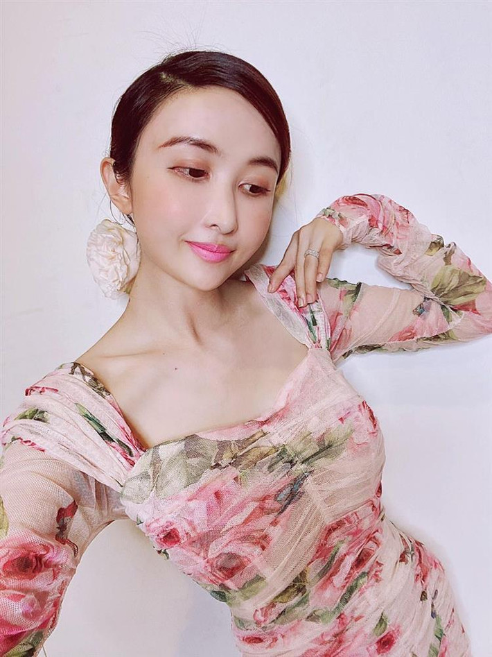 Nếu để ý trên trang cá nhân có thể thấy, cứ vài ba ngày Mina Phạm lại cho ra lò một triết lý về cuộc sống hoặc những khoảnh khắc sang chảnh của bản thân.