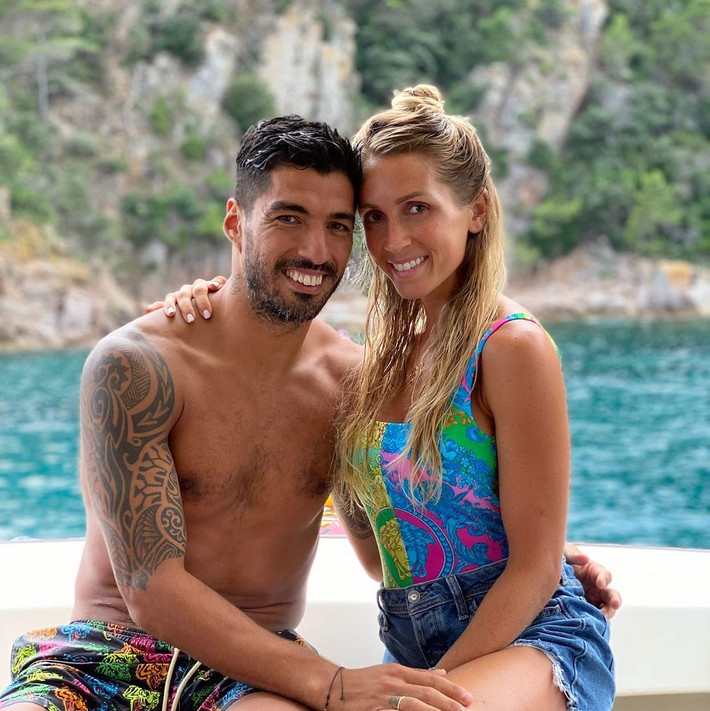Sofia Balbi đã kết hôn với ngôi sao Luis Suarez và họ hiện đã có 3 mặt con. Tiền đạo 35 tuổi được cho là rất yêu thương bà xã 32 tuổi. Anh từng nói “Sofia Balbi là cô gái của đời tôi”.