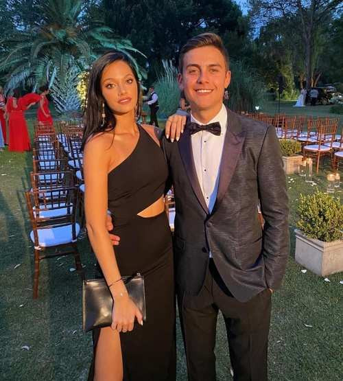 Oriana Sabatini là một trong những ngôi sao nhạc pop nổi tiếng nhất Argentina, từng được so sánh với Madonna. Người đẹp 26 tuổi hẹn hò với tiền đạo Paulo Dybala từ năm 2017 và nhiều khả năng sẽ đến Qatar dự World Cup 2022.