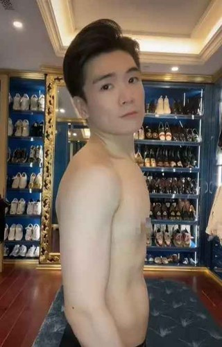 Trước đó, khi có một người bạn thắc mắc dạo này Quang Vinh trông có vẻ gầy, anh tiết lộ đang đi tập để siết cơ.