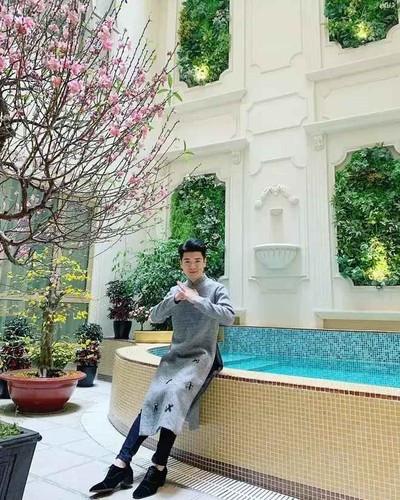 Sau khi tốt nghiệp, cậu cả nhà bầu Hiển về làm việc tại ngân hàng của gia đình, vị trí chuyên viên kiểm toán.