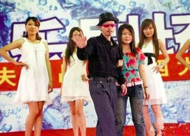 Lần gần nhất người ta nhắc đến Trình Quốc Vinh vào năm 2019 khi một nhóm thanh niên đăng ảnh chụp cùng một người đàn ông trong bộ đồ "soái ca ăn mày" từng mặc lên mạng xã hội.
