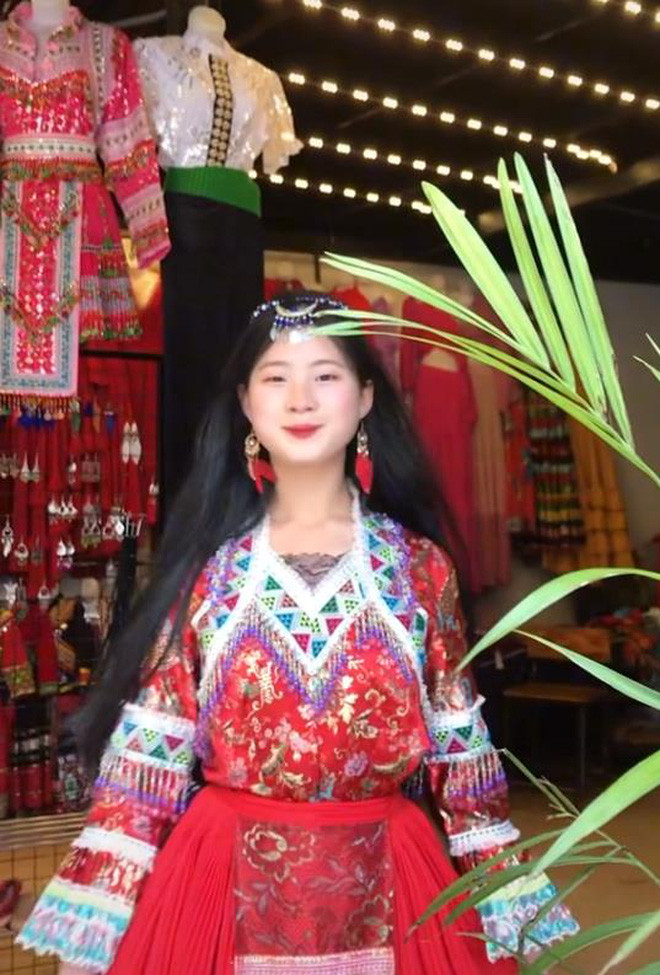 Sở hữu làn da trắng, khuôn miệng nhỏ cùng bộ đồ dân tộc tinh xảo, Như Caroline đã để lại ấn tượng mạnh về vẻ đẹp trong sáng và tràn đầy sức trẻ của một cô gái vùng sơn cước. Nhiều người nhận xét, Như có vẻ đẹp rất điện ảnh và khuyến khích em thử sức với nghiệp diễn.