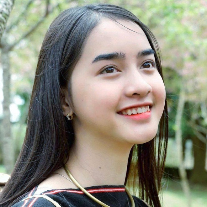 Nickname “sơn nữ Ba Na” đã không còn quá xa lạ đối với những ai có theo dõi mạng xã hội TikTok. Yona Cươn tên thật là Đinh Thị Cươn - là người Ba Na, sinh năm 2004.