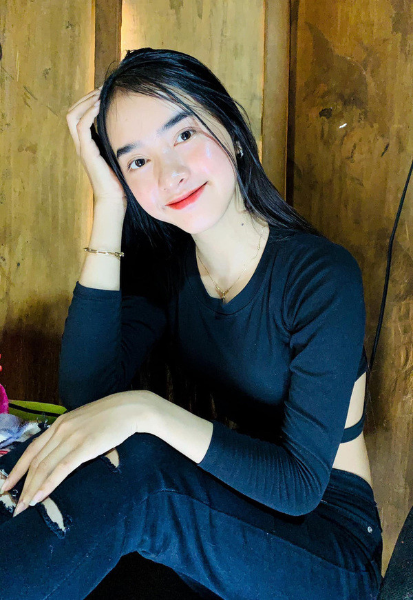 Xinh đẹp như hot girl nhưng “sơn nữ Ba Na” không ăn mặc cầu kì hay make up lộng lẫy. Bằng những trang phục đơn giản hàng ngày hay trang phục của dân tộc mình, Yona vẫn thu tỏa ra một sự cuốn hút ánh nhìn của đối phương.