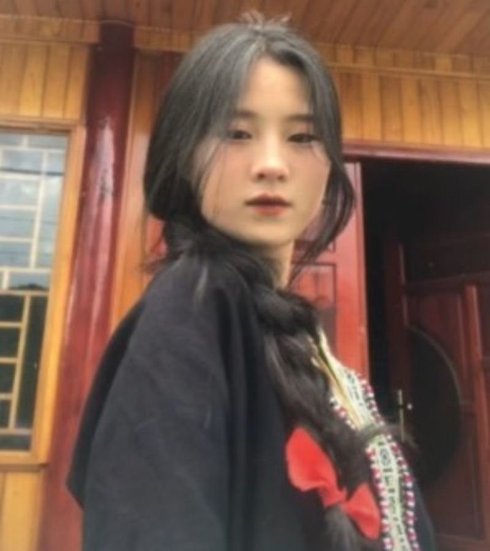 Được biết, Như Caroline là nickname của thiếu nữ người Dao Đỏ, sinh năm 2005 tại Sa Pa. Trên trang cá nhân, sau khi nhận về nhiều sự quan tâm từ cộng đồng mạng, Như bộc bạch: “Với người con gái dân tộc Dao đỏ chúng em, trang phục truyền thống như một niềm tự hào vậy, em rất thích mặc trang phục đồng bào mình".