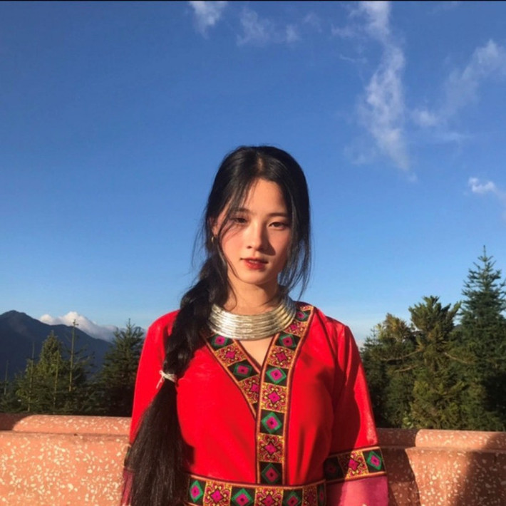 Như Caroline từng được đông đảo mọi người biết đến qua đoạn clip ngắn mặc trang phục đồng bào vùng cao với câu nói: "Tôi lớn lên nhờ các mạnh thường quân" cực kì ấn tượng. Chỉ sau vài giờ đăng tải, clip đã nhận được hơn 700 nghìn lượt xem cùng vô số những bình luận khen ngợi về nhan sắc "đỉnh của chóp" của hot girl dân tộc này.