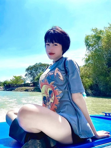 Elly Trần nói tiếp: "áng giờ ngồi canh page không sao mà chưa ăn gì hết, tối đói quá xuống pha gói mì ăn vào lại thấy mất sạch hết. Mất sạch fanpage với Facebook luôn, không lẽ có tiền có quyền sẽ có tất cả hả mọi người? Nhưng mà tới nước này rồi chắc chắn tôi vẫn sẽ bóc hết tất cả những điều đã xảy ra trong cuộc hôn nhân của tôi. Điều quan trọng nhất và là giọt nước tràn ly chính là chồng tôi ép tôi cho hai đứa nhỏ gặp và ngủ lại chung với nhân tình của anh ta...
