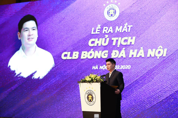 Mặc dù từng vướng phải không ít nghi ngờ về năng lực nhưng Vinh Quang đã nhanh chóng khẳng định được bản thân của mình, không riêng vị trí được người bố quyền lực trao cho.