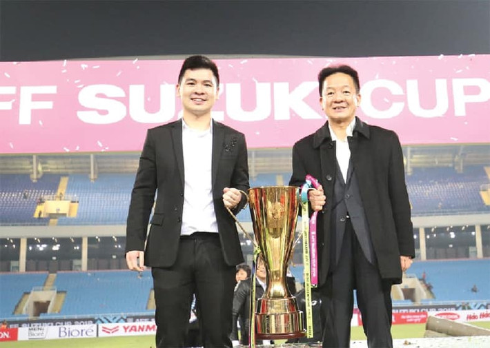 Trước đó, cuộc đàm phán giữa Quang Hải và CLB Hà Nội đã được diễn ra vào tối ngày 14/3. Nhưng chiều ngày 15/3, truyền thông đưa tin Quang Hải mới ra điều kiện mới. Chân sút sinh năm 1997 sẽ đồng ý ký hợp đồng nếu được ra nước ngoài thi đấu theo dạng cho mượn từ tháng 6 năm nay.