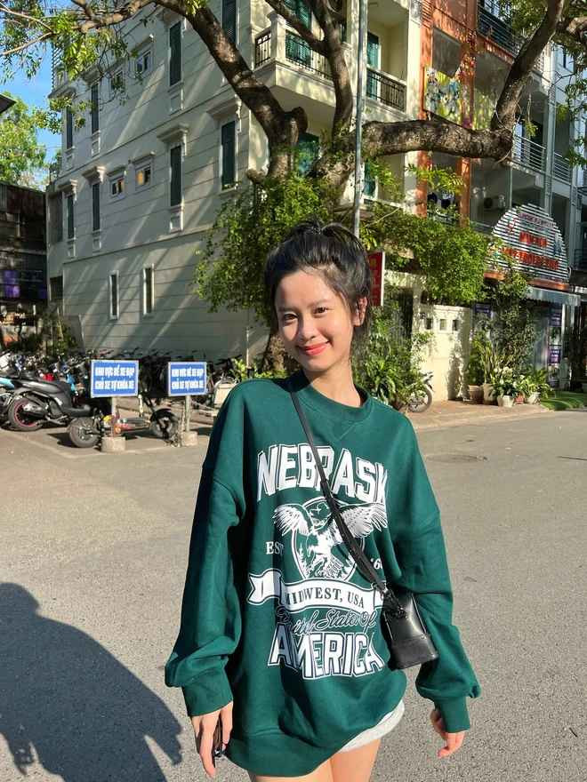 Mới đây, hot girl Hàn Hằng lại khoe mặt mộc khi xuống phố.