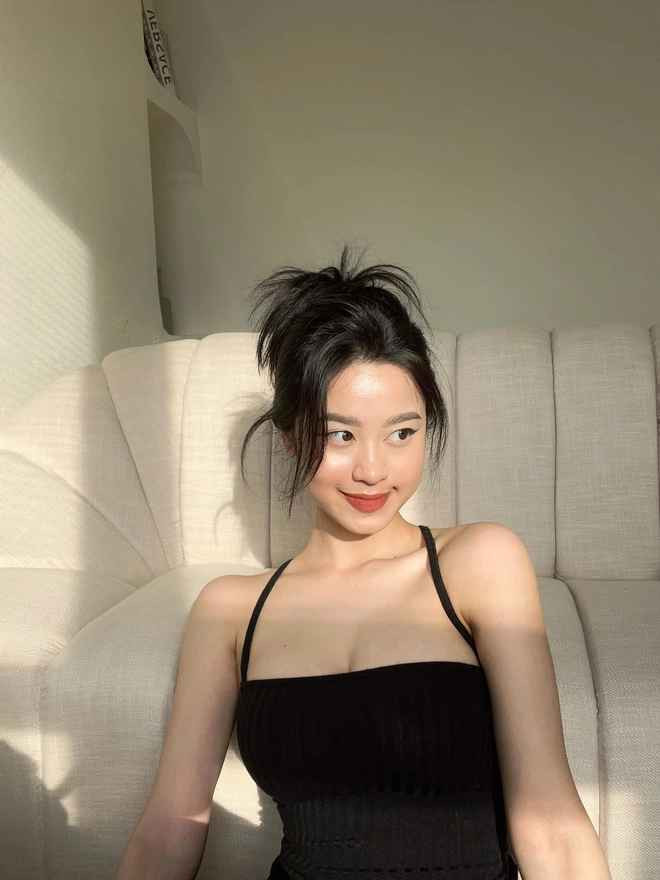 Dù không makeup, trang điểm cầu kỳ, nhưng nhan sắc của Hàn Hằng vẫn phải khiến dân mạng trầm trồ.