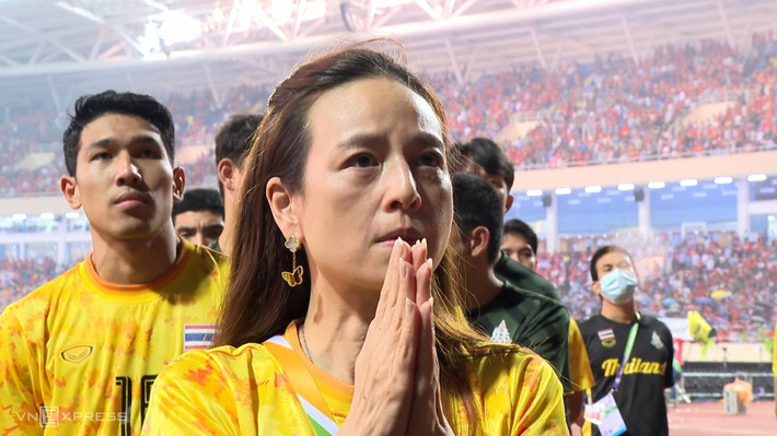Nữ tỷ phú của U23 Thái Lan có biệt danh "Madam Pang" chia sẻ niềm vui trên trang cá nhân: “Madam Pang cảm ơn fan hâm mộ. Tình yêu của tôi và tôi đã động viên, dõi theo nhau từng khoảnh khắc. Cho đến hôm nay fanpage đã có 2 triệu người theo dõi. Nếu tôi không có tất cả mọi người ủng hộ thì tôi sẽ không có ngày hôm nay”.