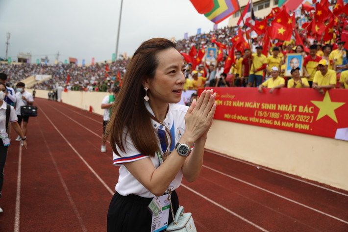 Có thể nói SEA Games 31 đã góp phần lan toả hình ảnh đẹp cho Madam Pang. Sau trận chung kết môn bóng đá nam, nữ tỷ phú người Thái Lan này đã trở thành một trong những người được chia sẻ nhiều nhất trên mạng xã hội.