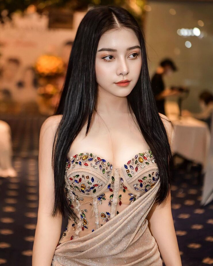Meily Mia làm mới hình ảnh của mình trong chừng mực và lựa chọn những bộ đồ phù hợp hoàn cảnh.