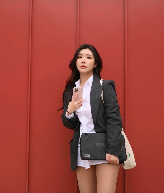 Nếu theo dõi trang cá nhân của Park Hyun Seo, nhiều người sẽ thấy rằng khi đi dạy học trang phục kín đáo bao nhiêu thì ở ngoài đời, người đẹp lại chuộng những thiết kế khoét cổ sâu hun hút, tôn vòng 1 đẹp tự nhiên.