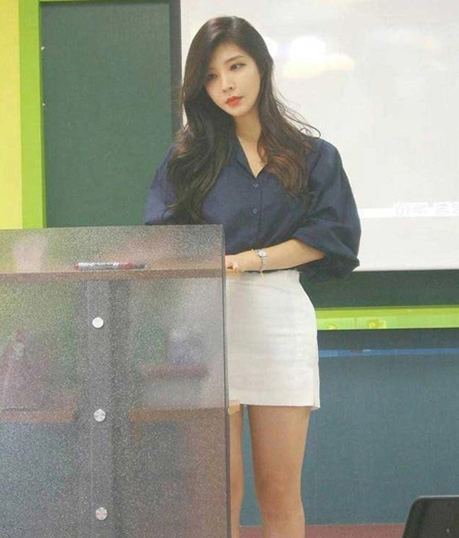 Bước lên giảng đường, Park Hyun Seo ghi điểm với gu mặc thanh lịch, chỉn chu. Cách đây chưa lâu, nữ giảng viên xinh đẹp thu hút nhiều sự chú ý khi mặc áo quây gợi cảm, dạy học online tại nhà.