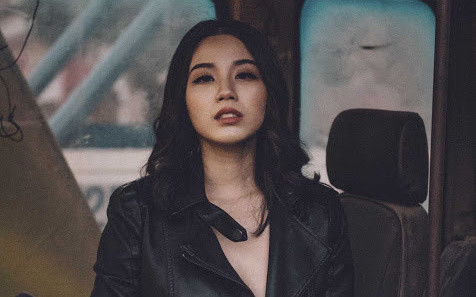 Linh Miu gợi cảm với style chụp hình bán nude, cô chọn quần jean cạp cao màu xanh có sự tương đồng với màu mực.