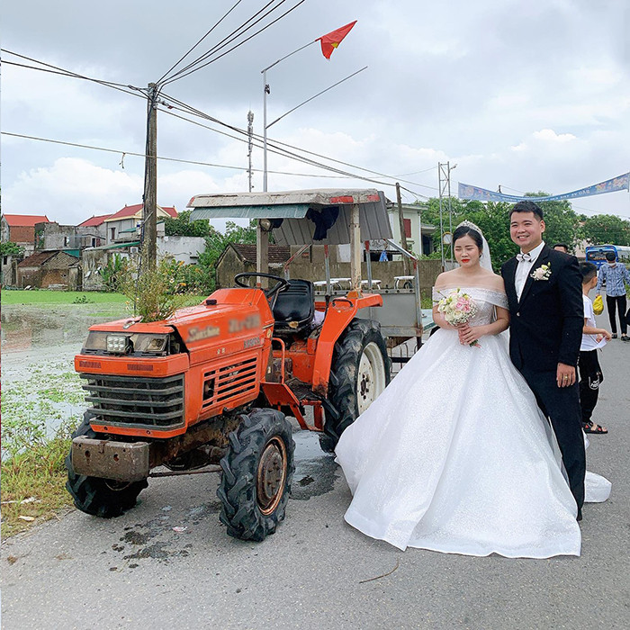 Mặc dù khung cảnh khá “dở khóc dở cười” nhưng cô dâu chú rể và quan viên hai họ đều rất vui.
