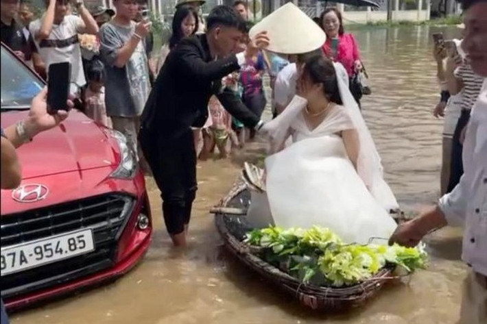 Theo đoạn clip được đăng tải cô dâu đã được nhà chồng chuẩn bị cho một chiếc thuyền nan được trang trí đầy hoa cưới.