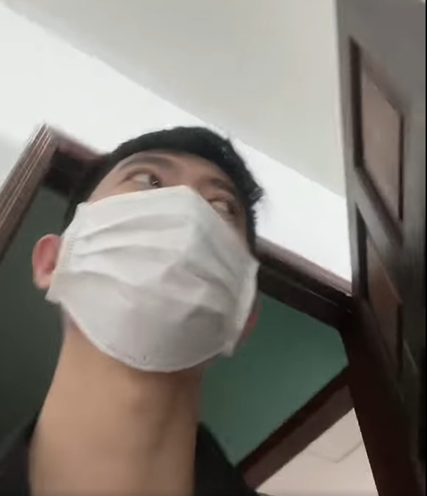 "Em có biểu hiện tim đập nhanh, chân tay run rẩy, tức ngực và khó thở mặc dù đã ngồi im để cho đỡ nóng rồi", cậu hài hước chia sẻ, thậm chí còn quan ngại tiền điện tháng này hết "1 tỷ" vì bạn bảo thế.