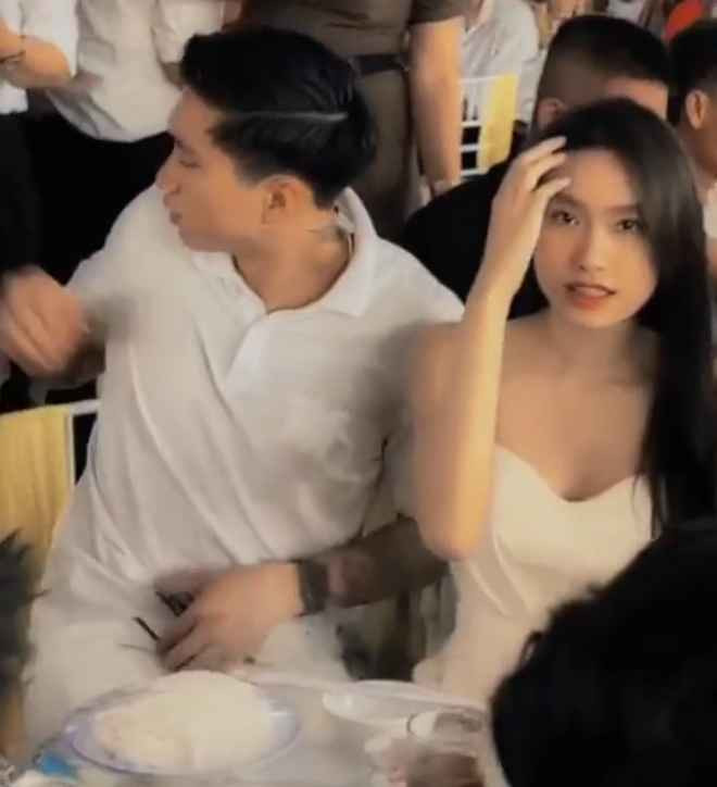 Văn Hậu tiết lộ: “Bạn ấy là một người thành phố, nhưng khi về quê, tôi cảm giác bạn ấy giống như một cô gái ở quê vậy. Tất cả mọi việc nhà, bạn ấy đều làm được hết. Kể cả khi về nhà tôi, ở quê có cỗ, rất nhiều bát đĩa, bạn ấy cũng xắn tay vào rửa bát, để mọi người không phải lo gì. Tôi cảm thấy rất trân trọng những điều như thế”.