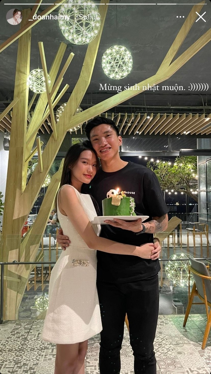 Trong một cuộc phỏng vấn trên kênh YouTube My Celeb, Đoàn Văn Hậu tiết lộ anh là người chủ động theo đuổi bạn gái.