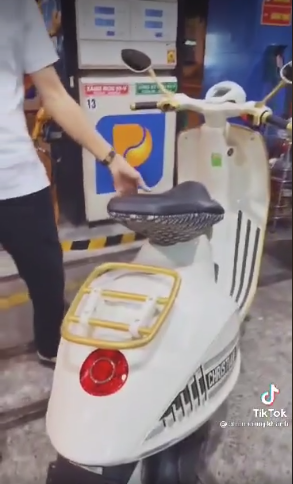Phía dưới clip, không ít người trầm trồ bởi độ chơi của Công Khanh. Thậm chí, một bộ phận netizen còn bày tỏ quan điểm rằng xe đẹp thế này đi ngoài đường xót, để trưng bày tốt hơn.