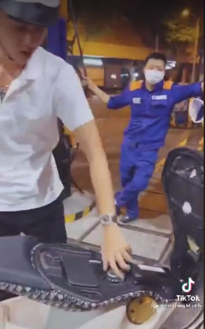 Một số bình luận của netizen: "Khoan hãy nói đến giá đổ xăng mà thay vào đó là tính tiện dựng khi di chuyển. Với số tiền 700 triệu đồng bỏ ra để đi xe máy thì tôi sẽ mua ô tô. Em nó đẹp thật nhưng đi ngoài đường xót lắm", "Wow! Đẹp quá nhưng để trưng bày thôi chứ đi ngoài đường mà lỡ có quẹt xe thì xót lắm".