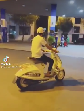 Mới đây trên trang TikTok cá nhân, đại gia Phan Công Khanh đã khoe clip đi đổ xăng cho chiếc Vespa 946 Christian Dior tạo nên sự thích thú cho netizen.